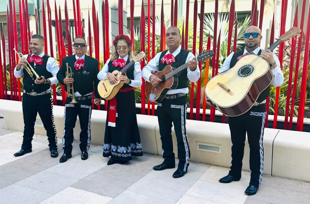 mariachi cielto lindo at flacos restaurant of Naples